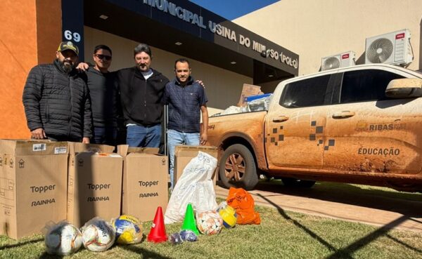 Prefeitura de Ribas do Rio Pardo entrega kits esportivos a escolas